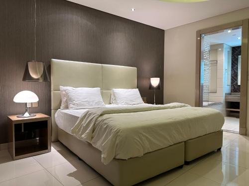 Postel nebo postele na pokoji v ubytování Damac Towers by Paramount - Tower D - 903
