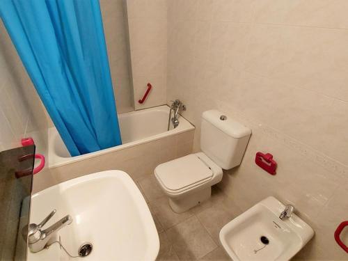 y baño con aseo blanco y lavamanos. en Apartamento Llançà, 2 dormitorios, 5 personas - ES-170-41, en Llançà