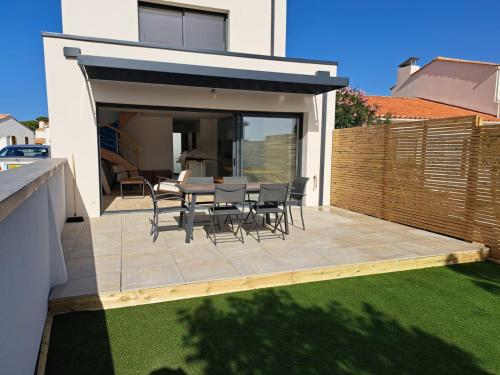 Gallery image of Villa Contemporaine Près de la Plage avec Jardin, Terrasse et Wifi - FR-1-22-359 in La Tranche-sur-Mer