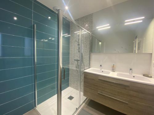 une salle de bain avec une douche en verre et un lavabo dans l'établissement Villa Contemporaine Près de la Plage avec Jardin, Terrasse et Wifi - FR-1-22-359, à La Tranche-sur-Mer