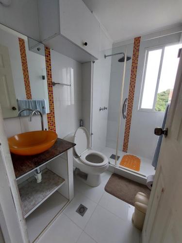 a bathroom with a sink and a toilet and a shower at Comodo Apartamento frente al Aeropuerto Maiquetia in Catia La Mar