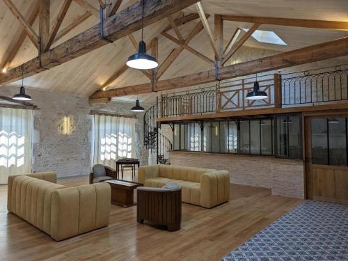 Galeriebild der Unterkunft Loft lumineux avec cuisine équipée et circuits truffes - Centre-ville Jarnac - FR-1-653-248 in Jarnac