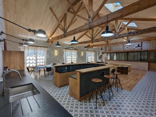 Galeriebild der Unterkunft Loft lumineux avec cuisine équipée et circuits truffes - Centre-ville Jarnac - FR-1-653-248 in Jarnac