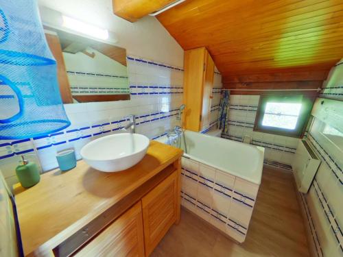 a bathroom with a sink and a bath tub at Appartement Les Saisies, 2 pièces, 4 personnes - FR-1-594-322 in Hauteluce