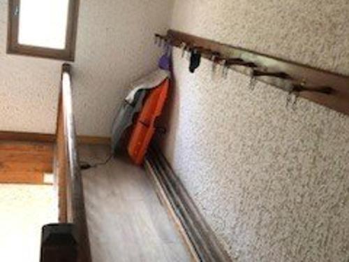 une chambre dotée d'un mur avec un objet dans l'établissement Appartement cosy 2 pièces aux Saisies, à proximité des pistes, pour 4 personnes - FR-1-594-322, à Hauteluce