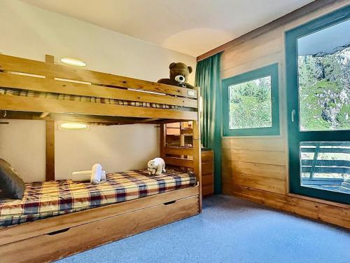 2 animaux farcis assis sur un lit superposé dans un dortoir dans l'établissement 2 pièces spacieux pour 5 pers., au pied des pistes et proche commerces, Val-d'Isère - FR-1-411-916, à Val dʼIsère