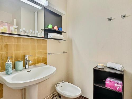 une salle de bain avec un lavabo et des toilettes dans l'établissement 2 pièces spacieux pour 5 pers., au pied des pistes et proche commerces, Val-d'Isère - FR-1-411-916, à Val dʼIsère