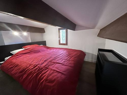 - une chambre mansardée avec un lit rouge dans l'établissement Villa Les Issambres, 2 pièces, 4 personnes - FR-1-768-54, aux Issambres