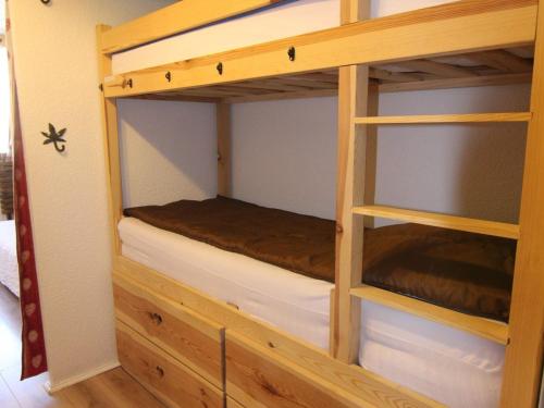 Ce lit superposé se trouve dans un dortoir doté de 2 lits superposés. dans l'établissement Appartement cosy 4/5 pers. à l'Alpe d'Huez, balcon, prox. commerces & remontées, casier à skis - FR-1-405-341, à Huez