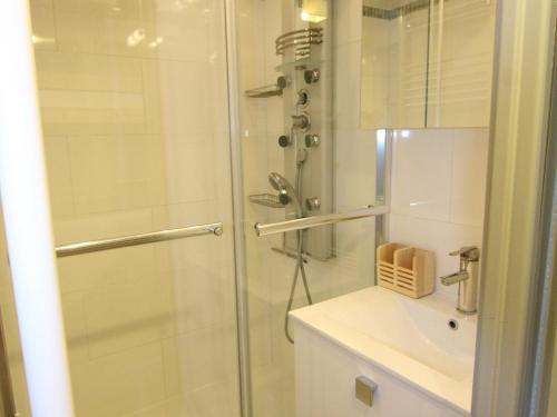 ein Bad mit einer Dusche und einem Waschbecken in der Unterkunft Appartement Huez, 2 pièces, 5 personnes - FR-1-405-341 in Huez