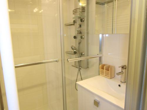 une salle de bain avec douche et lavabo dans l'établissement Appartement cosy 4/5 pers. à l'Alpe d'Huez, balcon, prox. commerces & remontées, casier à skis - FR-1-405-341, à Huez