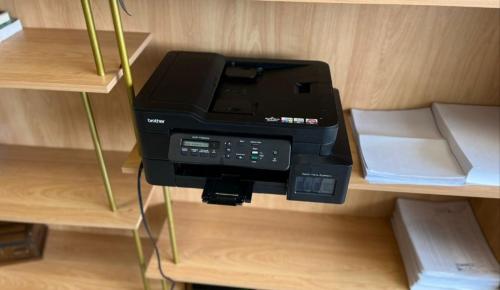 a printer sitting on a shelf in a cabinet at Alquiler Oficina cooperativa in Guayaquil