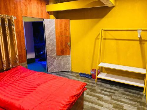 ein Schlafzimmer mit einem roten Bett und einer gelben Wand in der Unterkunft Hải Đăng Homestay in Loung Co