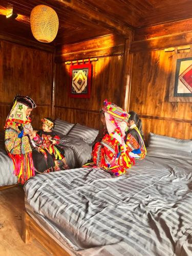 zwei Personen in Kostümen auf einem Bett in der Unterkunft Hải Đăng Homestay in Loung Co