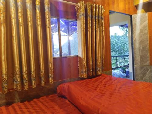 ein Schlafzimmer mit einem roten Bett und einem Fenster in der Unterkunft Hải Đăng Homestay in Loung Co