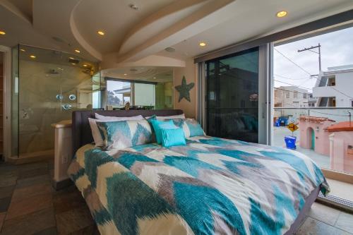 a bedroom with a bed and a large window at Stunning Oceanfront Boardwalk Condo - Spa, Steps2Beach, Parking & Fast Wifi! in San Diego