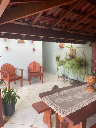 een patio met een tafel, stoelen en planten bij Recanto das Maritacas in Votorantim