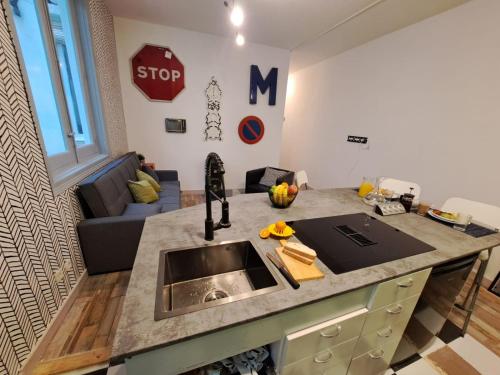 uma cozinha com um lavatório e uma sala de estar em Chueca Modern Apartment em Madri