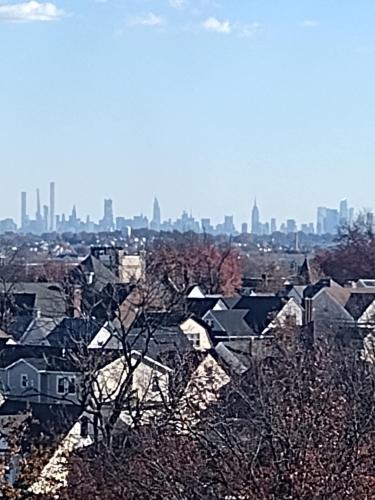 uitzicht op een stad met gebouwen op de achtergrond bij Clearviewpeace in Paterson