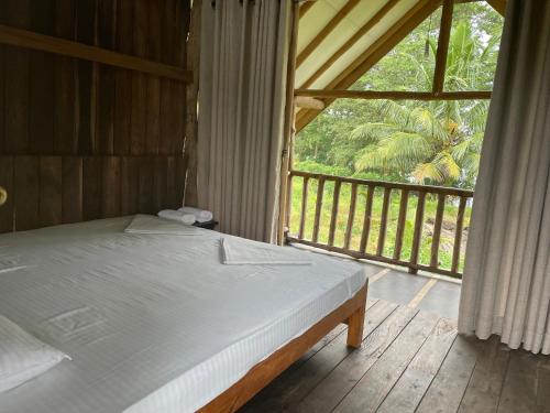 Кровать или кровати в номере Aji fruit farm cottage