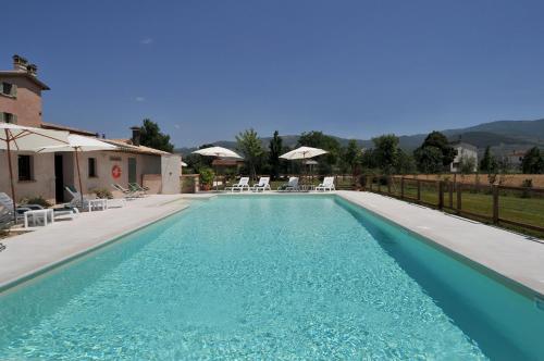 una piscina de agua azul en una casa en Country House Casco Dell'Acqua en Trevi