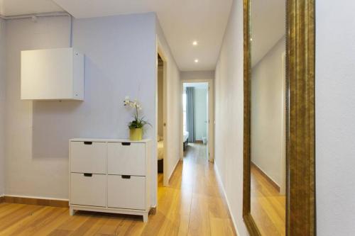 Bright & Spacious Family Flat in Central Barcelona