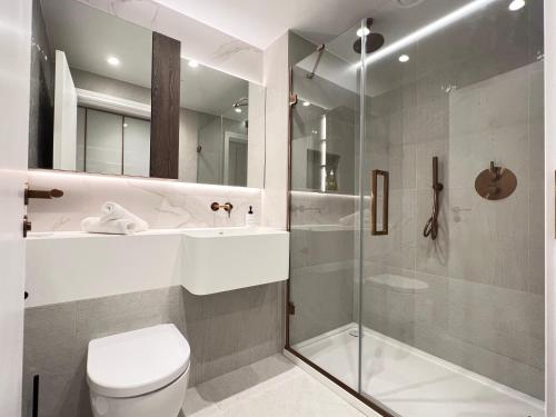 a bathroom with a toilet and a shower at 2 Bedroom Modern Family Flat-Apartment Fulham London in London