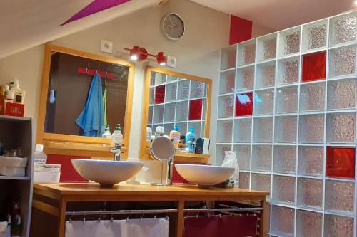 Baño con 2 lavabos y espejo en Longère de charme au calme de sa campagne environnante, en Marigné-Laillé