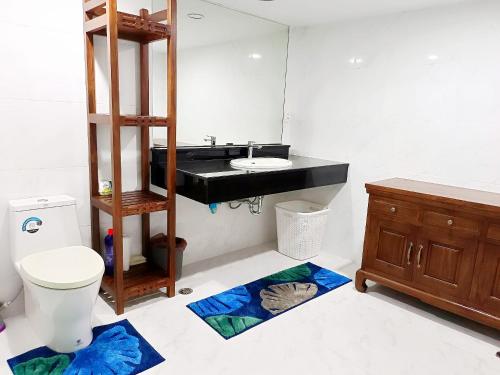 La salle de bains est pourvue d'un lavabo noir et de toilettes. dans l'établissement VIP Condochain Rayong, à Ban Chamrung