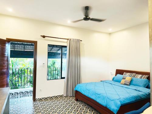 a bedroom with a bed and a ceiling fan at Eco Inn in Phumĭ Réach Born (2)