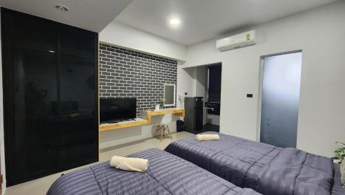 Postel nebo postele na pokoji v ubytování Irich residence South Samrong 6 Kms BTS-Pu Chao