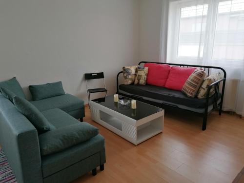 uma sala de estar com um sofá e uma cadeira em Monteurwohnung App. 10 em Pirmasens