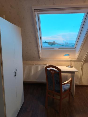 a room with a window and a desk and a chair at Gästehaus Atrico Schleuse Wg 1 in Surwold