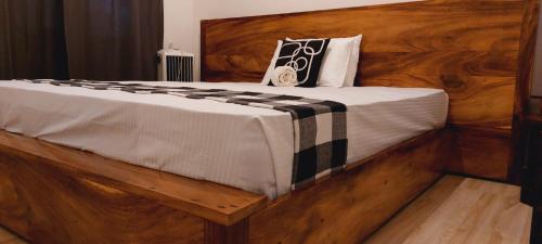 Un pat sau paturi într-o cameră la Ayubowan Holiday Home