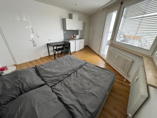 uma sala de estar com uma cama e uma cozinha em Studio im Herzen von Dornbirn mit Dachterrasse em Dornbirn