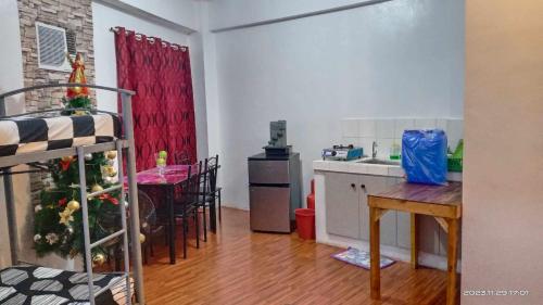 - une cuisine avec un arbre de Noël dans une chambre dans l'établissement Six21 FAMILY UNIT with WIFI FREE!, à Antipolo