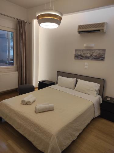 アテネにあるAthenian Center Athens Kolonakiのベッドルーム1室(ベッド1台、タオル2枚付)