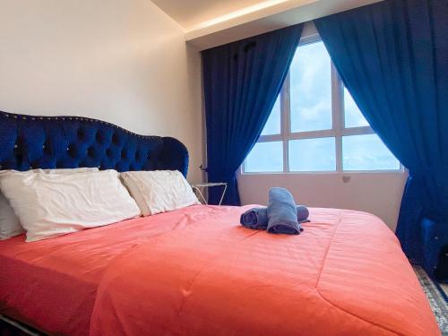 um bicho de peluche numa cama com uma janela em D'Grand Homestay Tanjung em Kuala Terengganu