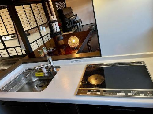 uma cozinha com um lavatório e uma bancada em GOEMON The Last Japan 
