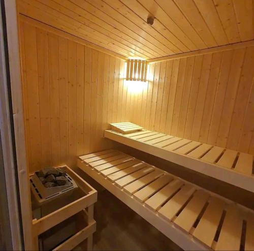 eine kleine Holzsauna mit Licht in der Unterkunft Apartment mit Whirlpool, Wasserbett & Sauna in Gelsenkirchen