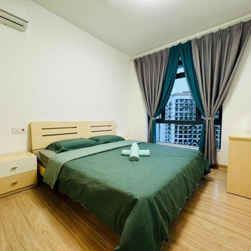 Schlafzimmer mit einem grünen Bett und einem großen Fenster in der Unterkunft Ataraxia 2B1R 4pax Condo Forest City 3A-3202 in Gelang Patah