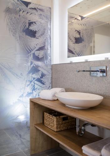 a bathroom with a sink and a mirror at Feriendorf Waidlerland in Mauth