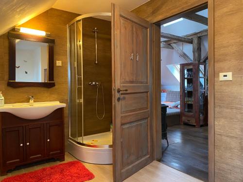 bagno con doccia e lavandino di Stunning Hills View Apartment Vransko a Vransko