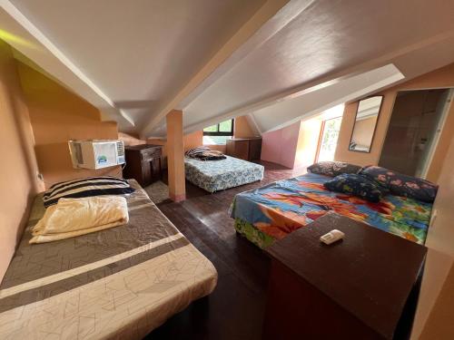 ein kleines Zimmer mit 2 Betten und einem Sofa in der Unterkunft Seashore Garden Resort in Moalboal
