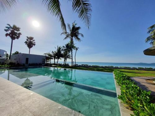 Bazén v ubytování Rayong Chalet Resort nebo v jeho okolí