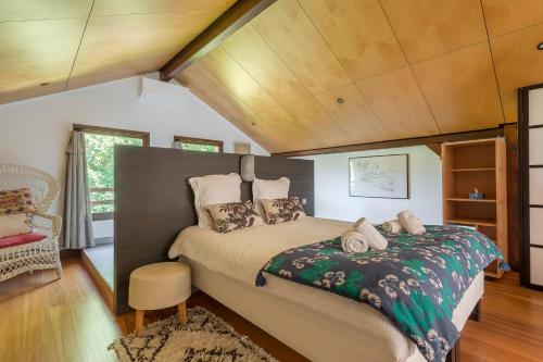 1 dormitorio con 1 cama grande en una habitación en MAISON GAÏA, en Hières-sur-Amby