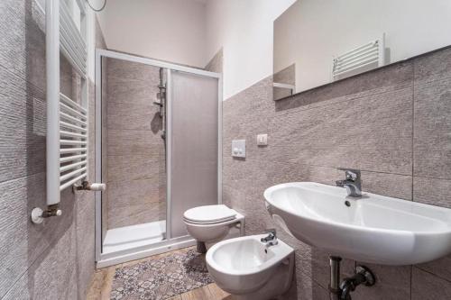 un baño con lavabo e inodoro en Florence Gard, en Florencia