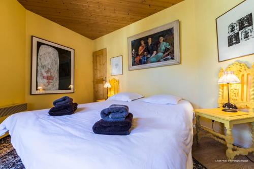 - 2 lits dans une chambre avec des serviettes bleues dans l'établissement Ancolie 1er, à Val dʼIsère