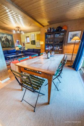 - une grande table en bois avec des chaises dans l'établissement Ancolie 1er, à Val dʼIsère