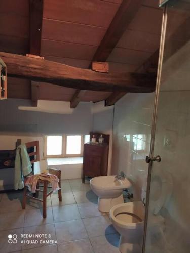 une salle de bains avec toilettes et lavabo dans l'établissement Stanza privata vicino a parma in casa rurale, à Pratoretto